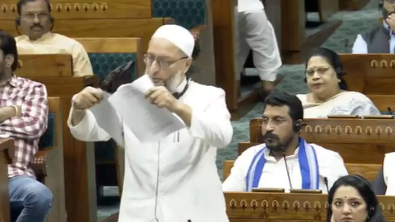 मुस्लिमों को नीचा दिखाने के लिए बिल, मैं गांधी की तरह कानून को फाड़ता हूं; लोकसभा में बोले ओवैसी- VIDEO मुस्लिमों को नीचा दिखाने के लिए बिल, मैं गांधी की तरह कानून को फाड़ता हूं; लोकसभा में बोले ओवैसी- VIDEO