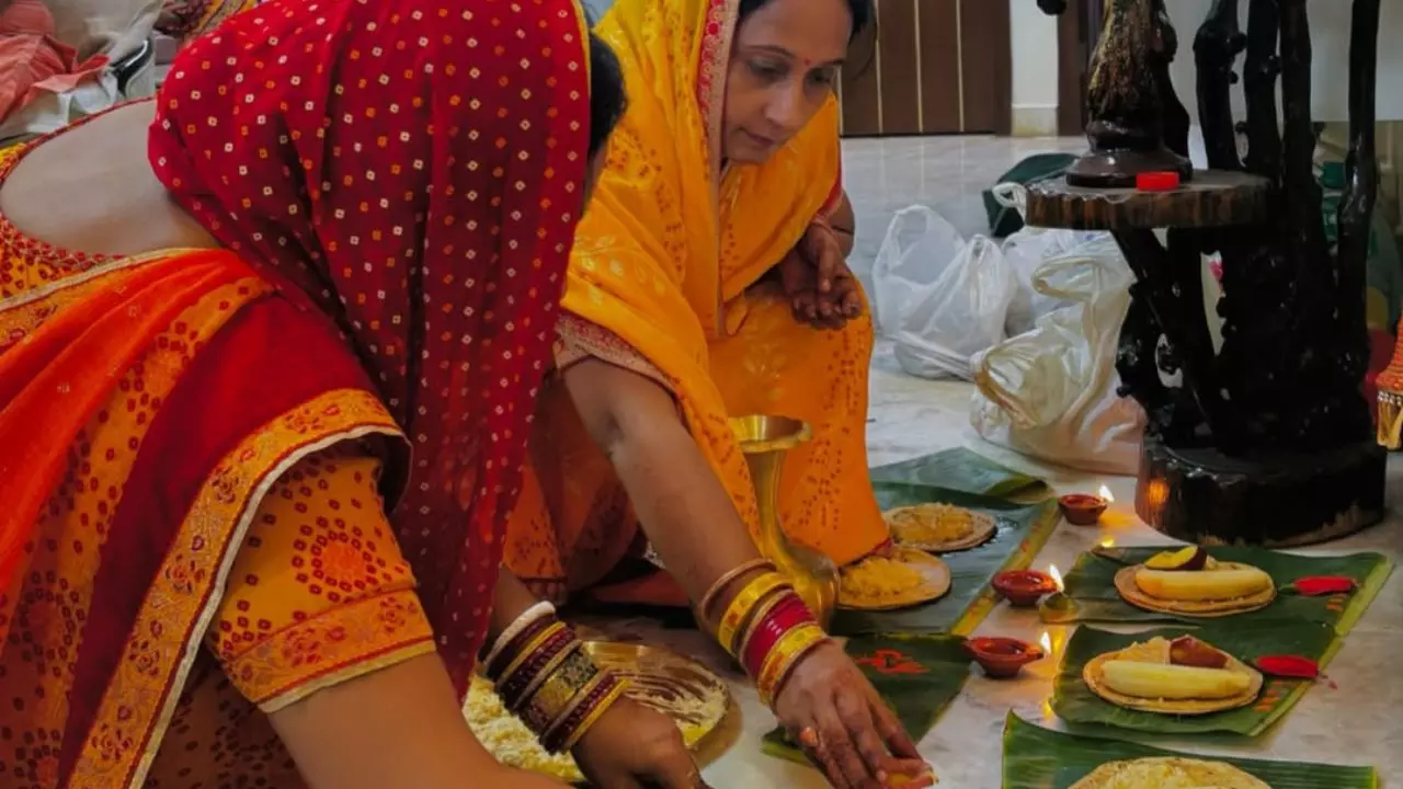 Chaiti Chhath 2025: जानें खरना के दिन सूर्य देवता को कैसे अर्पित करें भोग