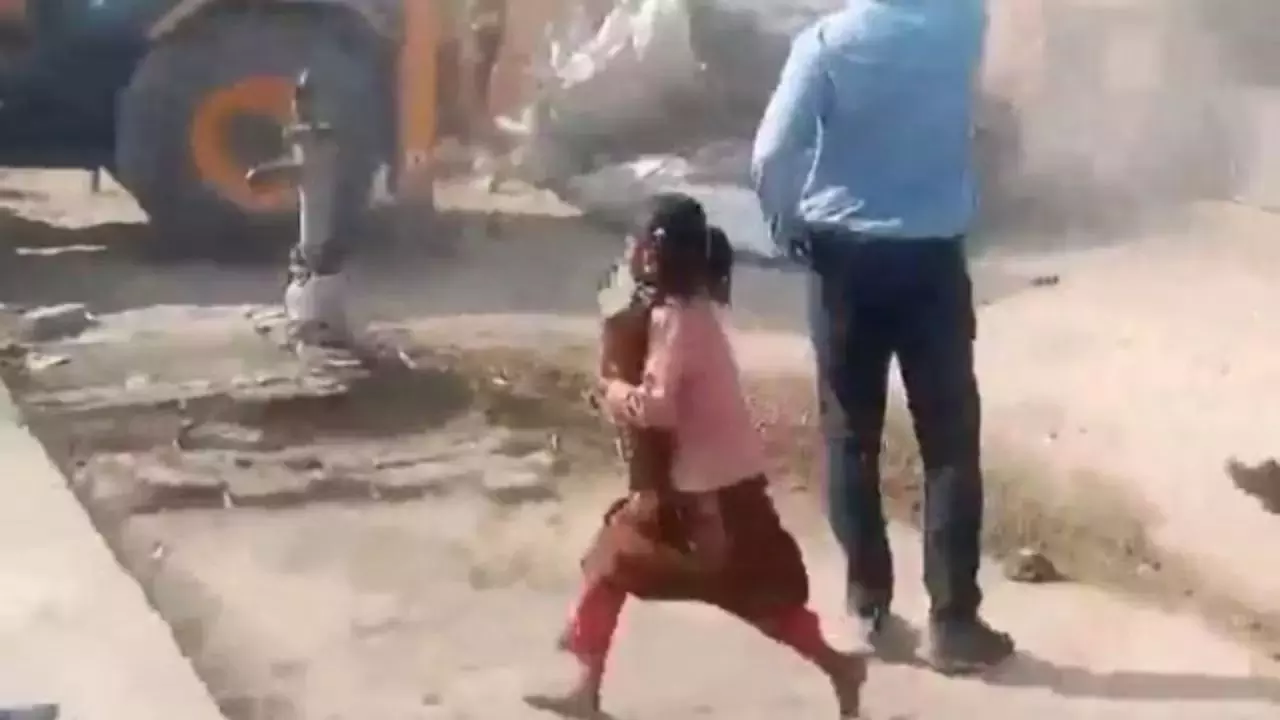टेस्ट में अच्छे नंबर, IAS बनने का ख्वाब, हाथ में किताब लिए भागती अनन्या यादव के बड़े हैं सपने टेस्ट में अच्छे नंबर, IAS बनने का ख्वाब, हाथ में किताब लिए भागती अनन्या यादव के बड़े हैं सपने