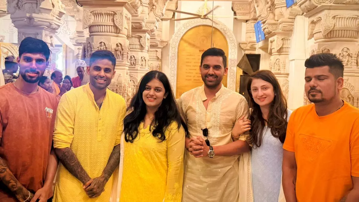 LSG के खिलाफ मैच से पहले अयोध्या पहुंचे MI के खिलाड़ी, सूर्यकुमार यादव-दीपक चाहर ने पत्नी के साथ किए रामलला के दर्शन