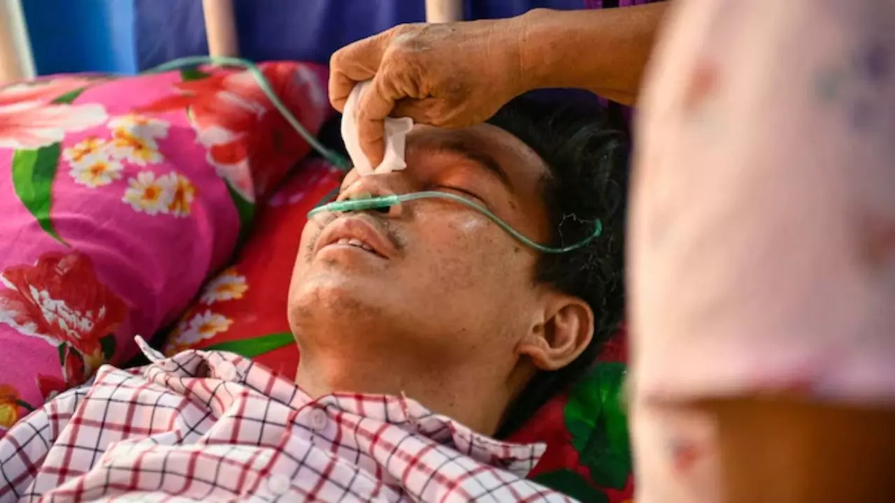न खाना न पानी, फिर भी 5 दिन तक मलबे के नीचे दबे रहने के बावजूद जिंदा निकला टीचर, जानें कैसे किया सर्वाइव न खाना न पानी, फिर भी 5 दिन तक मलबे के नीचे दबे रहने के बावजूद जिंदा निकला टीचर, जानें कैसे किया सर्वाइव