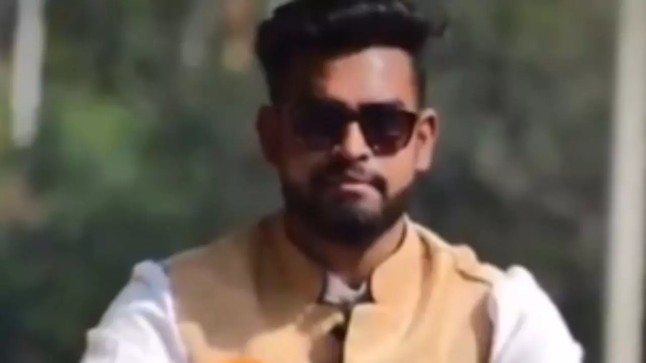 विजुअली इंपेयर्ड कोटे से मिली नौकरी, अब चला रहा बाइक, फोटो वायरल होने के बाद मचा बवाल