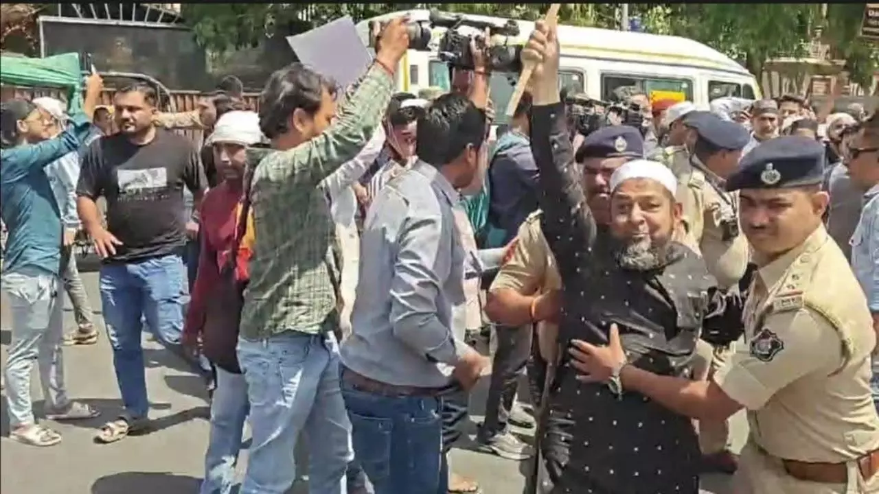 वक्फ विधेयक को लेकर जुम्मे के दिन बवाल, सड़कों पर उतरे मुसलमान; हिरासत में ओवैसी के नेता- VIDEO