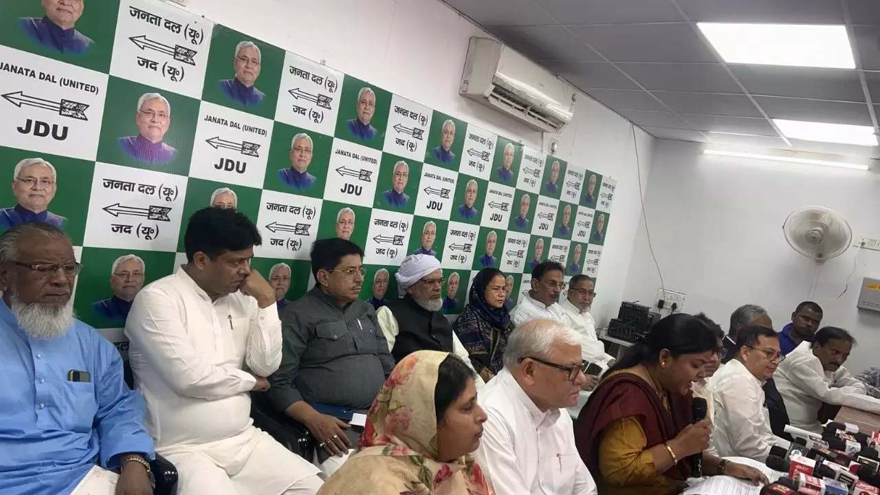 वक्फ बिल पर घर के न घाट के नीतीश!  JDU की पीसी में बवाल; अचानक उठकर क्यों भागने लगे नेता? VIDEO