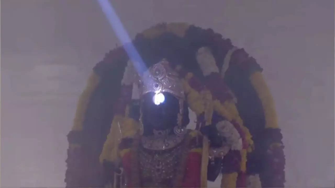 रामनवमी पर रामलला का हुआ सूर्य तिलक, श्रद्धालुओं पर ड्रोन से सरयू जल का छिड़काव; पहली बार दर्शन करने पहुंचे सांसद