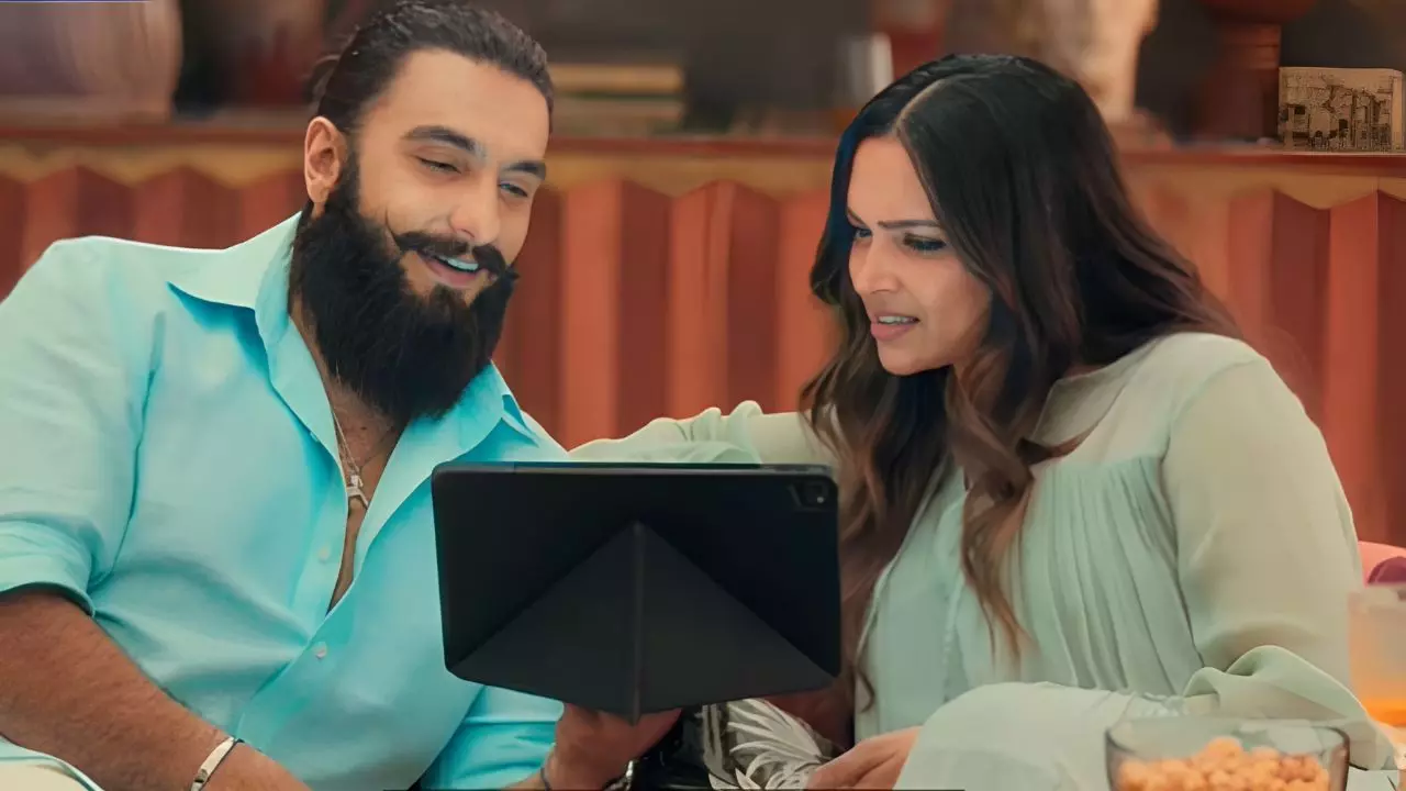 स्क्रीन पर फिर दिखी दीप-वीर की केमिस्ट्री, एक्ट्रेस ने किस कर Ranveer पर लुटाया प्यार, देखें Video स्क्रीन पर फिर दिखी दीप-वीर की केमिस्ट्री, एक्ट्रेस ने किस कर Ranveer पर लुटाया प्यार, देखें Video