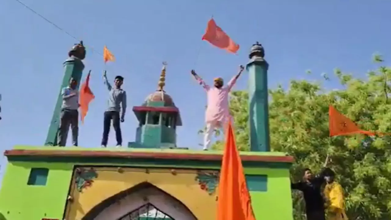 ...नाम मिटा दो बाबर का, पहले दरगाह पर फहराए भगवा झंडे फिर आपत्तिजनक नारे; प्रयागराज में रामनवमी पर बवाल- VIDEO ...नाम मिटा दो बाबर का, पहले दरगाह पर फहराए भगवा झंडे फिर आपत्तिजनक नारे; प्रयागराज में रामनवमी पर बवाल- VIDEO