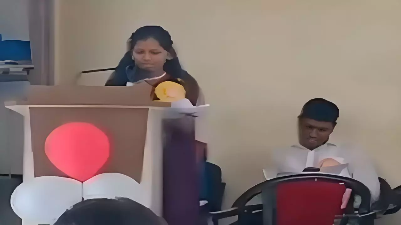 हंसते-बोलते मौत का LIVE VIDEO! फेयरवेल स्पीच दे रही थी छात्रा; अचानक गिरी और...