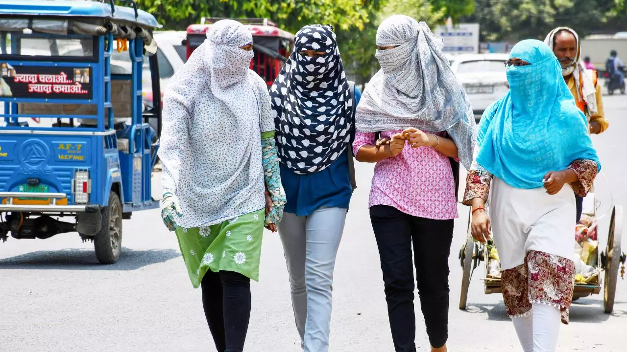 दिल्ली-NCR में पारा 40 डिग्री, 5 राज्यों में हीटवेव का अलर्ट; जानें बाकी राज्यों का मौसम दिल्ली-NCR में पारा 40 डिग्री, 5 राज्यों में हीटवेव का अलर्ट; जानें बाकी राज्यों का मौसम