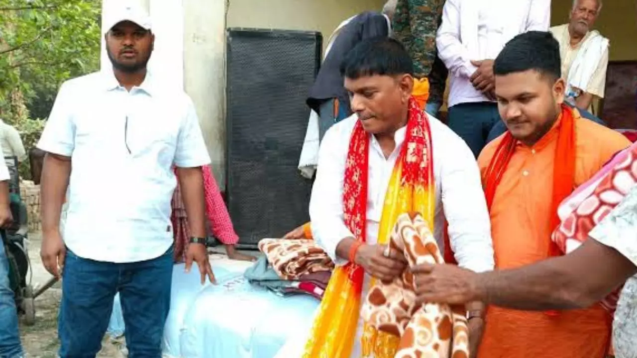 कौन हैं भाजपा के ये मंत्री जिन्होंने गर्मी ने बांट दिए सैकड़ों कंबल, यूजर्स बोले- कर्म की जगह हो गया कांड! कौन हैं भाजपा के ये मंत्री जिन्होंने गर्मी ने बांट दिए सैकड़ों कंबल, यूजर्स बोले- कर्म की जगह हो गया कांड!