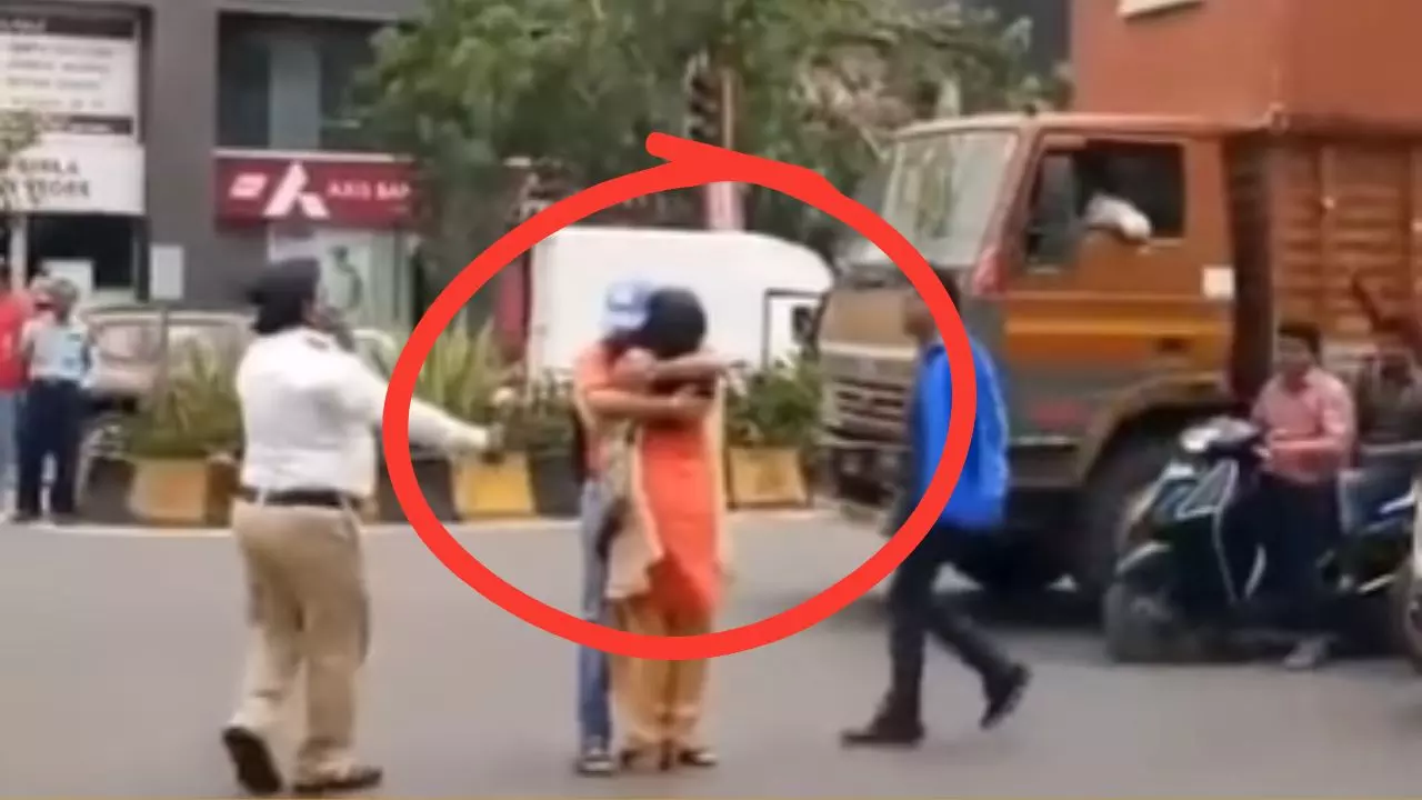 जब बीच सड़क पर रेड सिग्नल बन गए कपल, वीडियो देख यूजर्स बोले- औरत का चक्कर है बाबू भैया