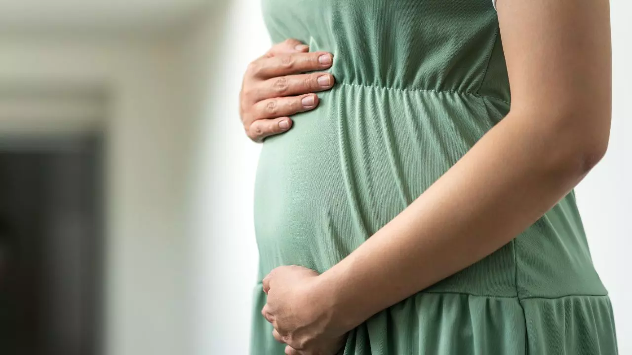 ढाई साल में 25 बार मां बनी महिला! जब सच आया सामने तो सरकारी बाबू ने पकड़ लिया माथा