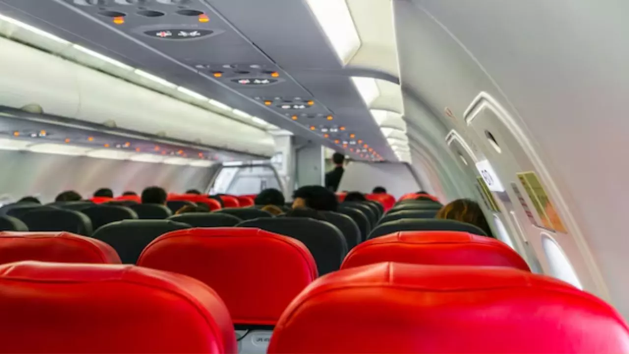 Air India की फ्लाइट में एक युवक ने की फिर घिनौनी हरकत, चर्चा में आ गया पेशाब कांड; क्या एक्शन लेगा DGCA?