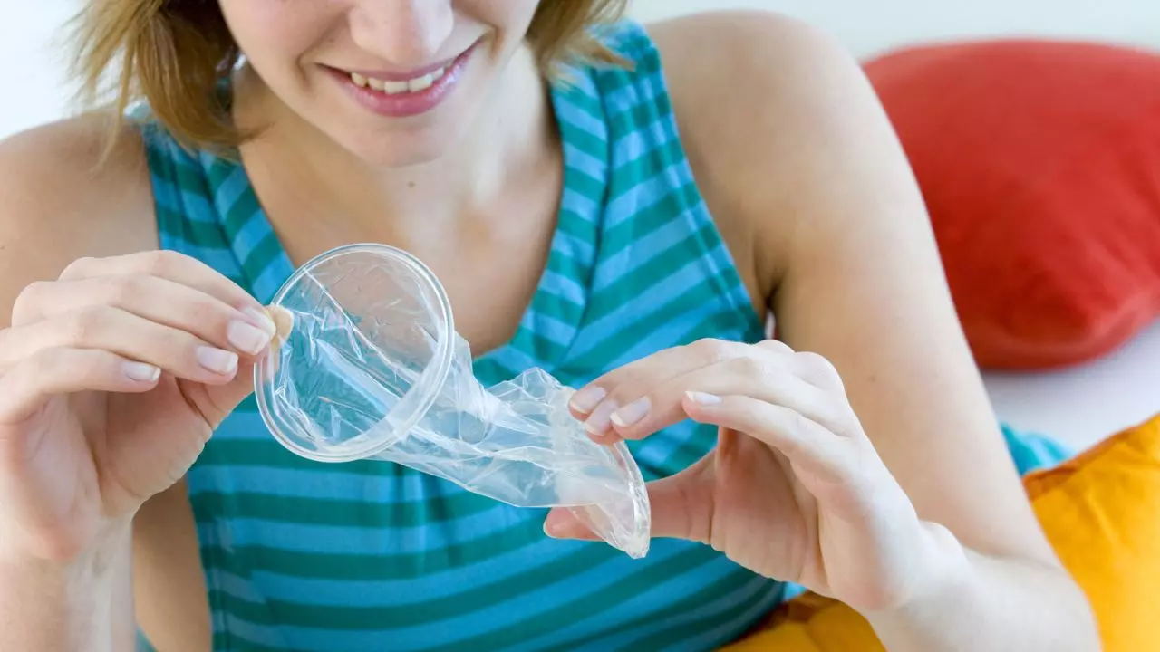 महिलाएं भी यूज कर सकती हैं कंडोम, अनचाही प्रेग्नेंसी से बचने के लिए Female Condom आएगा काम