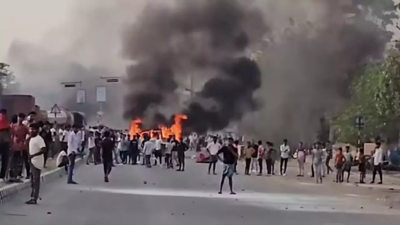 VIDEO: वक्फ एक्ट के खिलाफ उबला बंगाल! मुर्शिदाबाद में भीड़ का तांडव, ट्रेन पर हमला; कई पुलिसकर्मी घायल VIDEO: वक्फ एक्ट के खिलाफ उबला बंगाल! मुर्शिदाबाद में भीड़ का तांडव, ट्रेन पर हमला; कई पुलिसकर्मी घायल