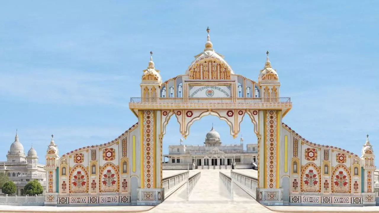 1930 में टपरी से शुरू किया आश्रम, आज धाम में हैं 3 बस अड्डे, 1500 बीघे में फैला आनंदपुर नहीं है किसी खूबसूरत शहर से कम
