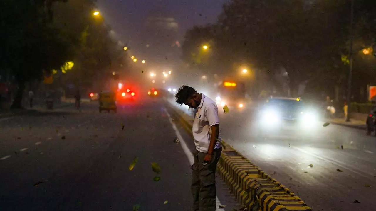 दिल्ली-NCR में आज भी चलेगी धूल भरी आंधी! मौसम विभाग ने 22 राज्यों के लिए जारी किया अलर्ट