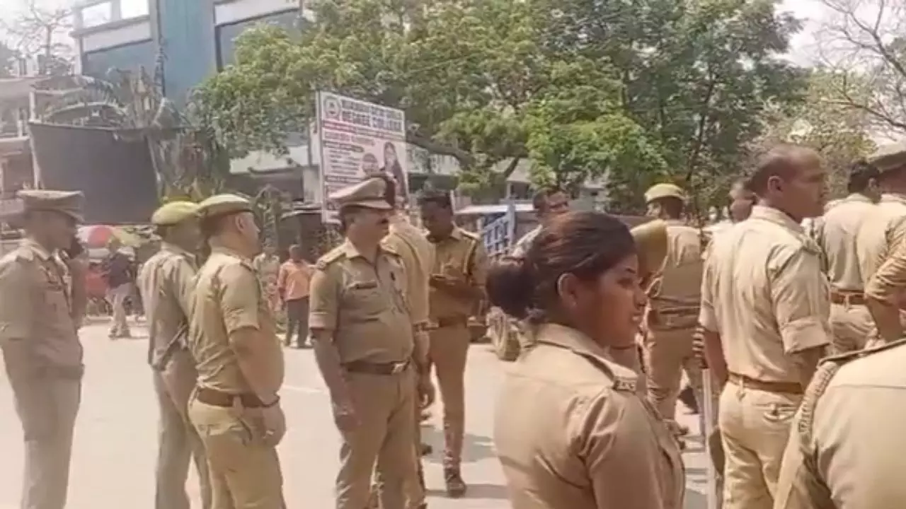 लखनऊ के खंतरी गांव में अंबेडकर मूर्ति को लेकर बवाल, कई पुलिसकर्मी घायल- VIDEO लखनऊ के खंतरी गांव में अंबेडकर मूर्ति को लेकर बवाल, कई पुलिसकर्मी घायल- VIDEO
