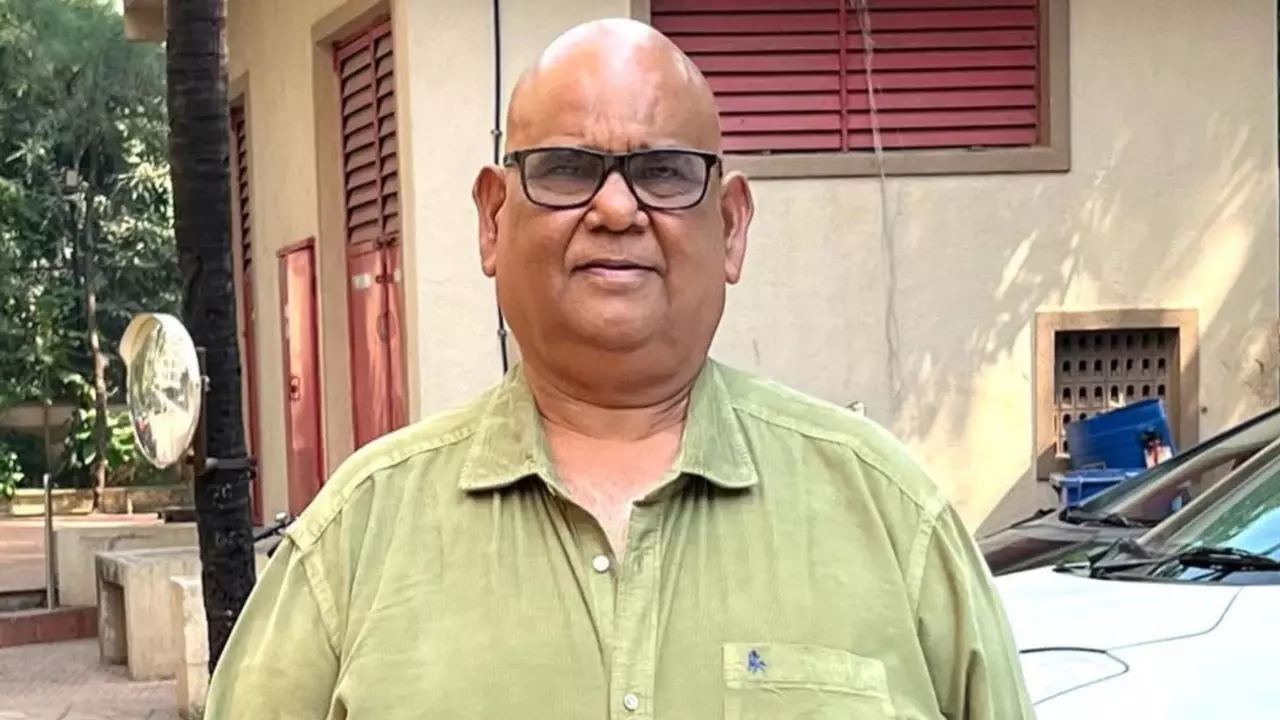 बेटे की मौत से टूटे, पहली निर्देशित फिल्म ने किया दिवालिया,कैलेंडर बनकर खूब हंसाया; कुछ ऐसे थे Satish Kaushik