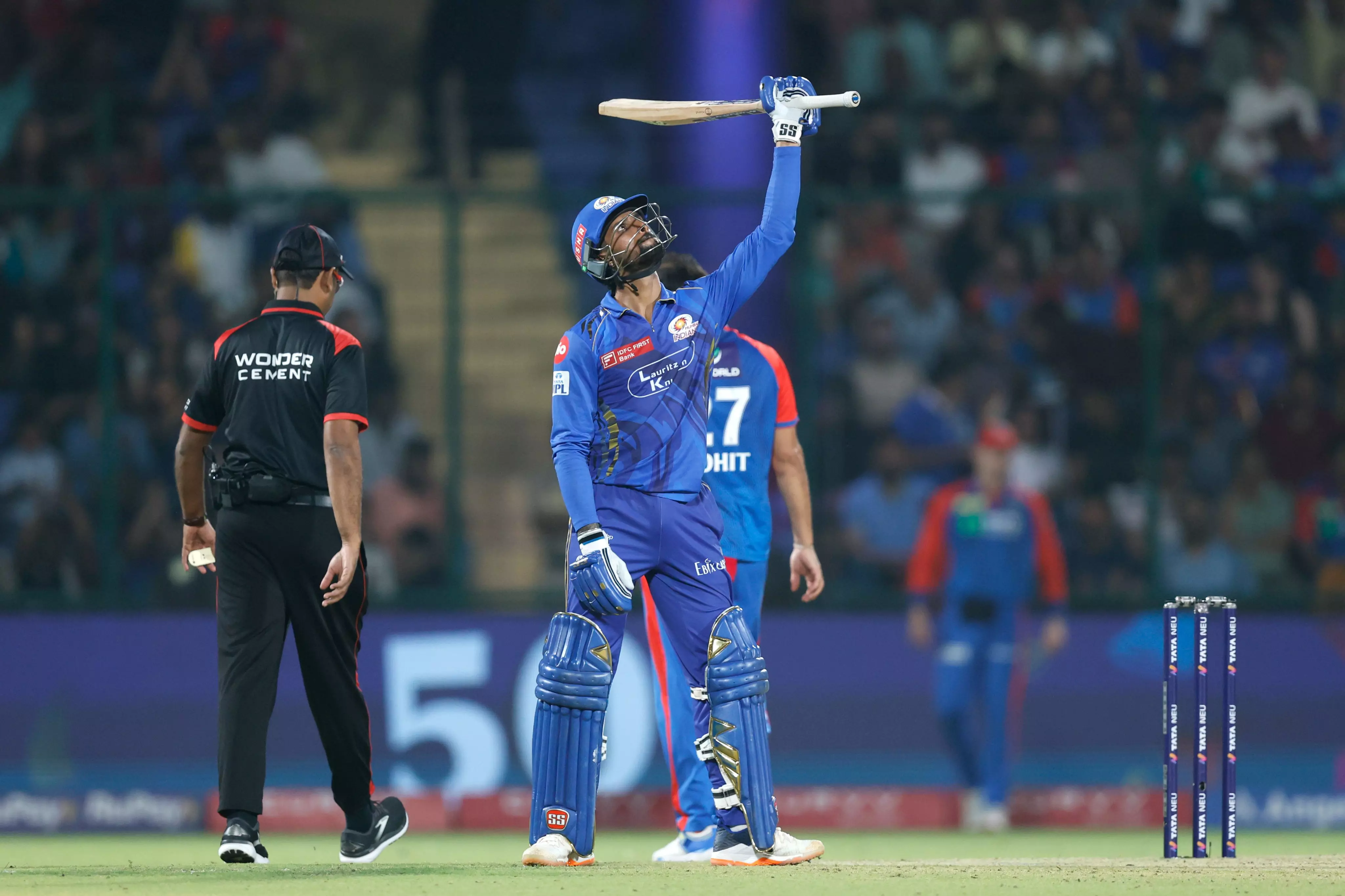 तिलक वर्मा की फिफ्टी, कुलदीप-विपराज के 2-2 विकेट; MI ने DC को दिया 206 रनों का लक्ष्य