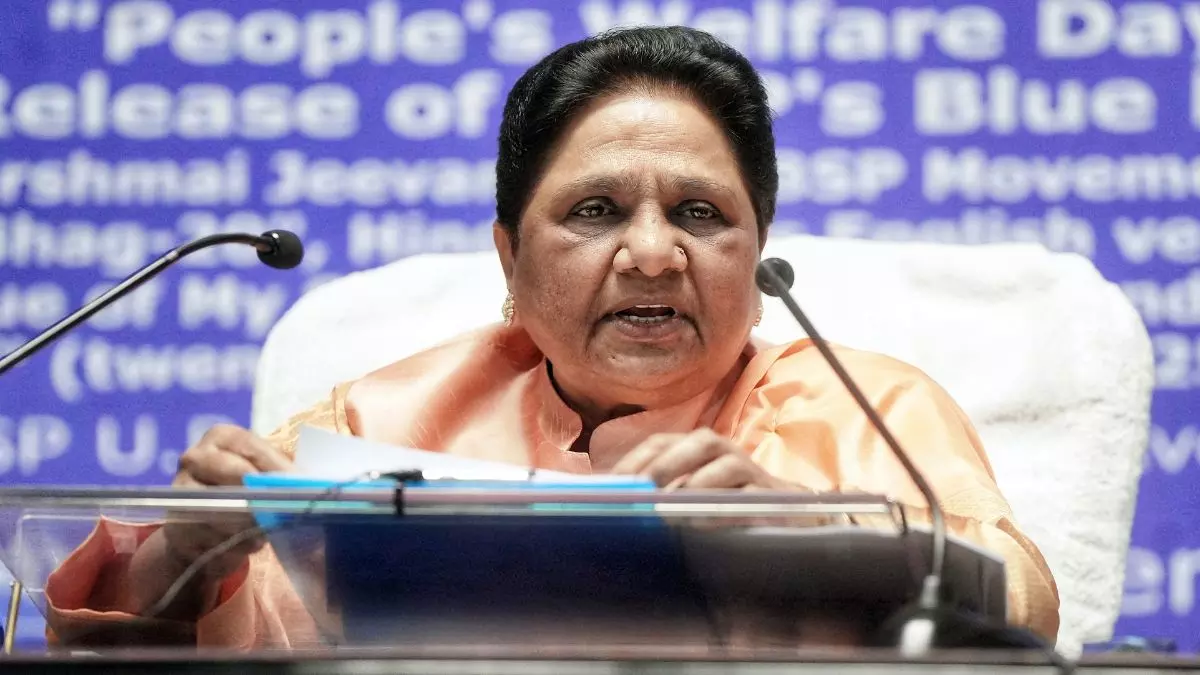 मायावती ने भतीजे आकाश आनंद को किया माफ, फिर से BSP में किया शामिल; कैसे पिघला बहन जी का दिल? मायावती ने भतीजे आकाश आनंद को किया माफ, फिर से BSP में किया शामिल; कैसे पिघला बहन जी का दिल?