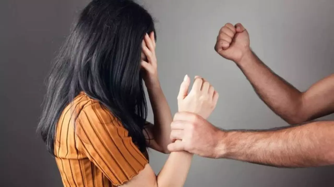 कब सुधरेगा समाज! बेटी के जन्म से नाराज था पति, पेचकस और हथोड़े से हमला कर किया लहूलुहान