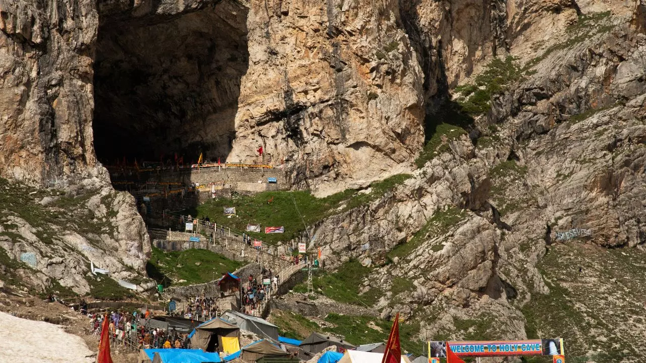 बाबा बर्फानी के दर्शन और भी आसान! बैंकों में हो रहे अमरनाथ यात्रा के रजिस्ट्रेशन, देखिए पूरी डिटेल बाबा बर्फानी के दर्शन और भी आसान! बैंकों में हो रहे अमरनाथ यात्रा के रजिस्ट्रेशन, देखिए पूरी डिटेल