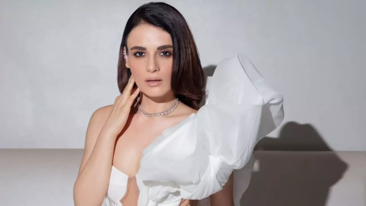 फिर भी नेचुरल लग रही हूं... कॉस्मेटिक सर्जरी के लिए ट्रोल हो रही Radhika Madan ने तोड़ी चुप्पी