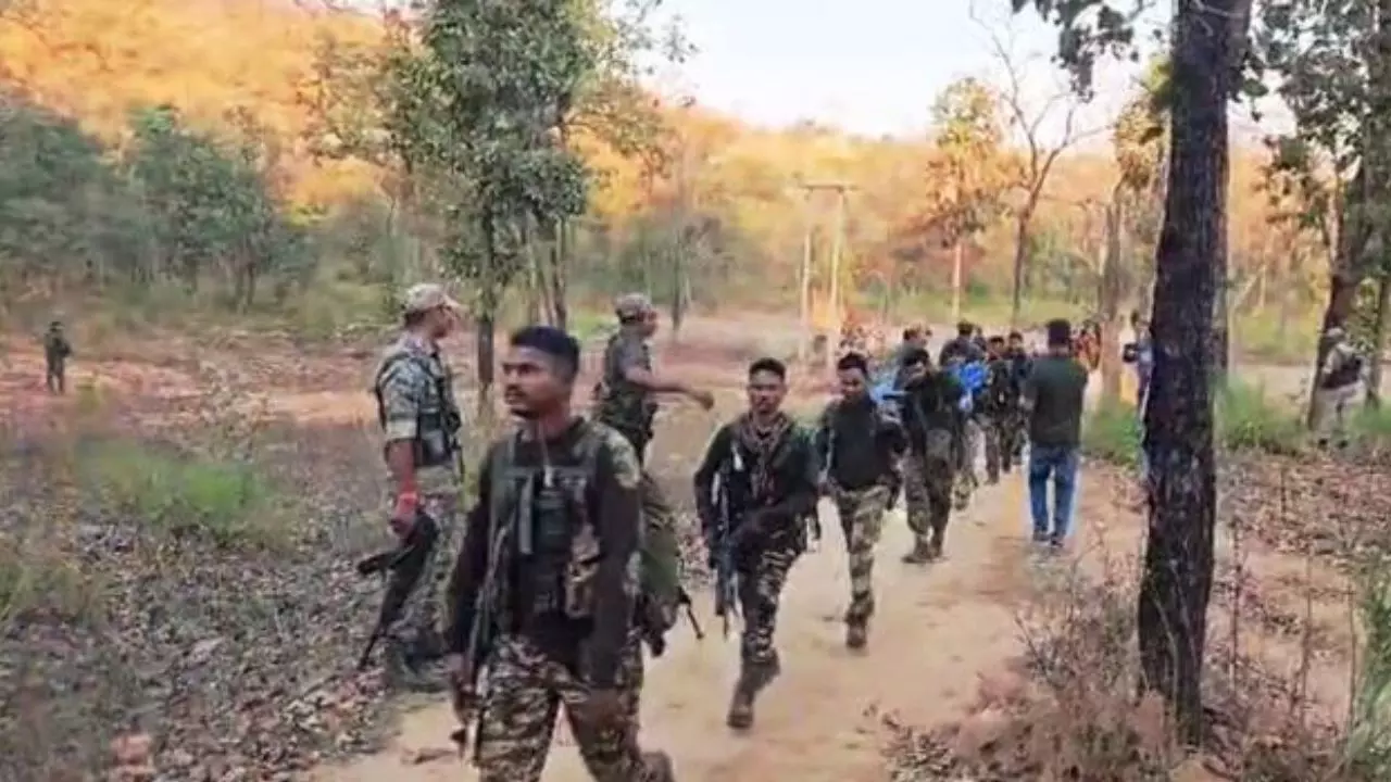 छत्तीसगढ़ में सुरक्षाबलों और नक्सलियों के बीच मुठभेड़, मारे गए दो नक्सली, अन्य लोगों की तलाश कर रही पुलिस