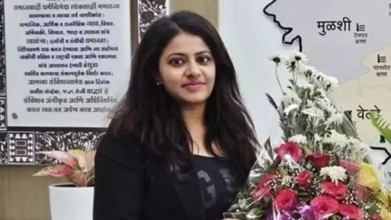 पूर्व IAS ट्रेनी पूजा खेडकर की गिरफ्तारी पर सुप्रीम कोर्ट ने क्यों लगाई रोक? पूर्व IAS ट्रेनी पूजा खेडकर की गिरफ्तारी पर सुप्रीम कोर्ट ने क्यों लगाई रोक?