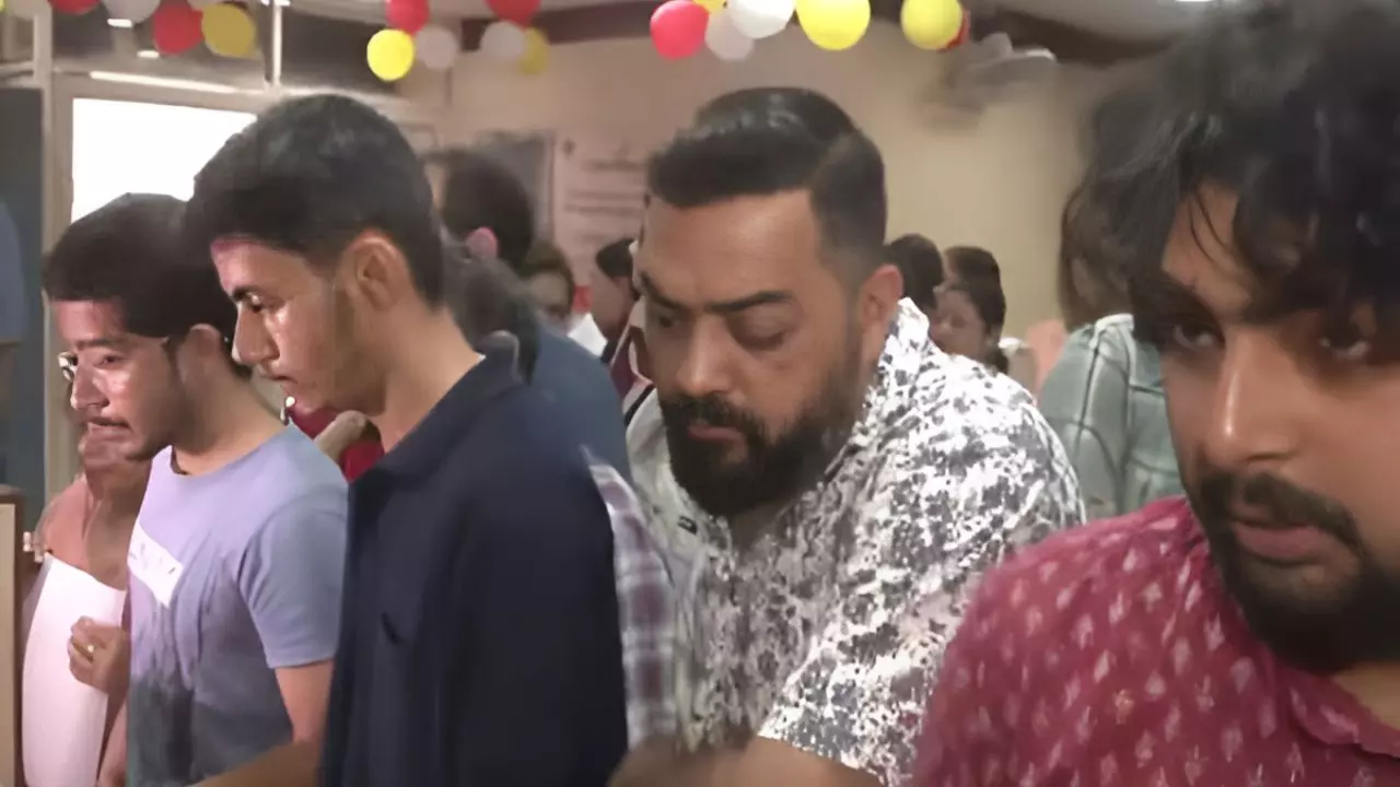 अमरनाथ यात्रा रजिस्ट्रेशन में देरी से बैंक में मचा गदर, कुर्सियां तोड़ीं, बेकाबू भीड़ के लिए बुलानी पड़ी पुलिस