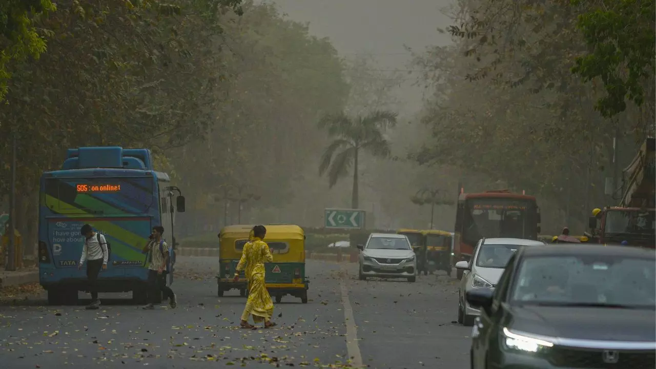 वीकेंड पर बदला मौसम का मिजाज, दिल्ली-NCR में बारिश के आसार, इन राज्यों के लिए ऑरेंज अलर्ट