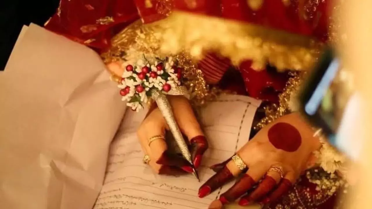 लेने गए थे दुल्हनिया, दुल्हन बन आ गई विधवा सास, बारातियों ने पकड़ लिया माथा