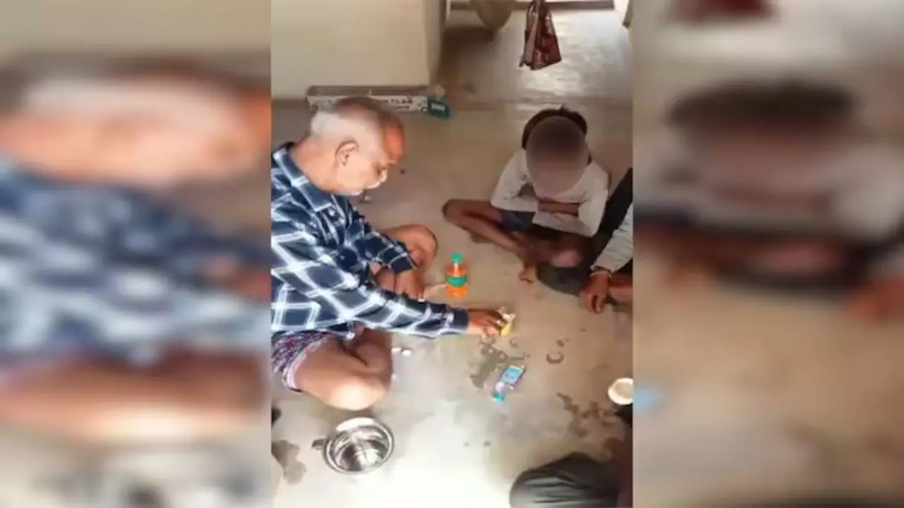 नशेड़ी मास्टर साहब! ज्ञान की जगह बच्चों को पिलाई देसी शराब, अब गई नौकरी और लुटी इज्जत नशेड़ी मास्टर साहब! ज्ञान की जगह बच्चों को पिलाई देसी शराब, अब गई नौकरी और लुटी इज्जत