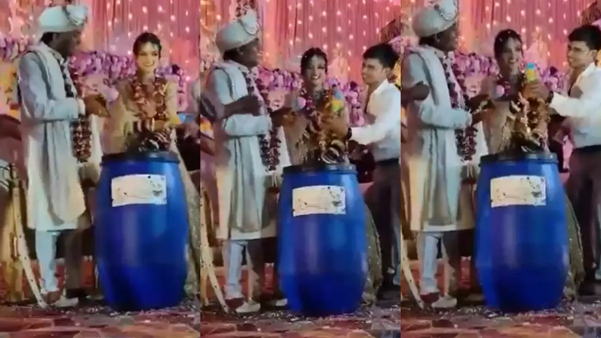 दूल्हा-दुल्हन को गिफ्ट में मिला नीला ड्रम और झुनझुना तो भड़के लोग, बोले- इससे भद्दा मजाक और क्या हो सकता है दूल्हा-दुल्हन को गिफ्ट में मिला नीला ड्रम और झुनझुना तो भड़के लोग, बोले- इससे भद्दा मजाक और क्या हो सकता है