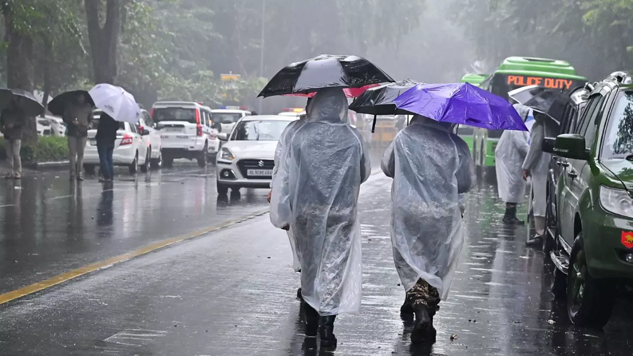दिल्ली-NCR में सुहाना हुआ मौसम, चलने लगी ठंडी-ठंडी हवाएं, उत्तर भारत के कई हिस्सों में बारिश का अलर्ट