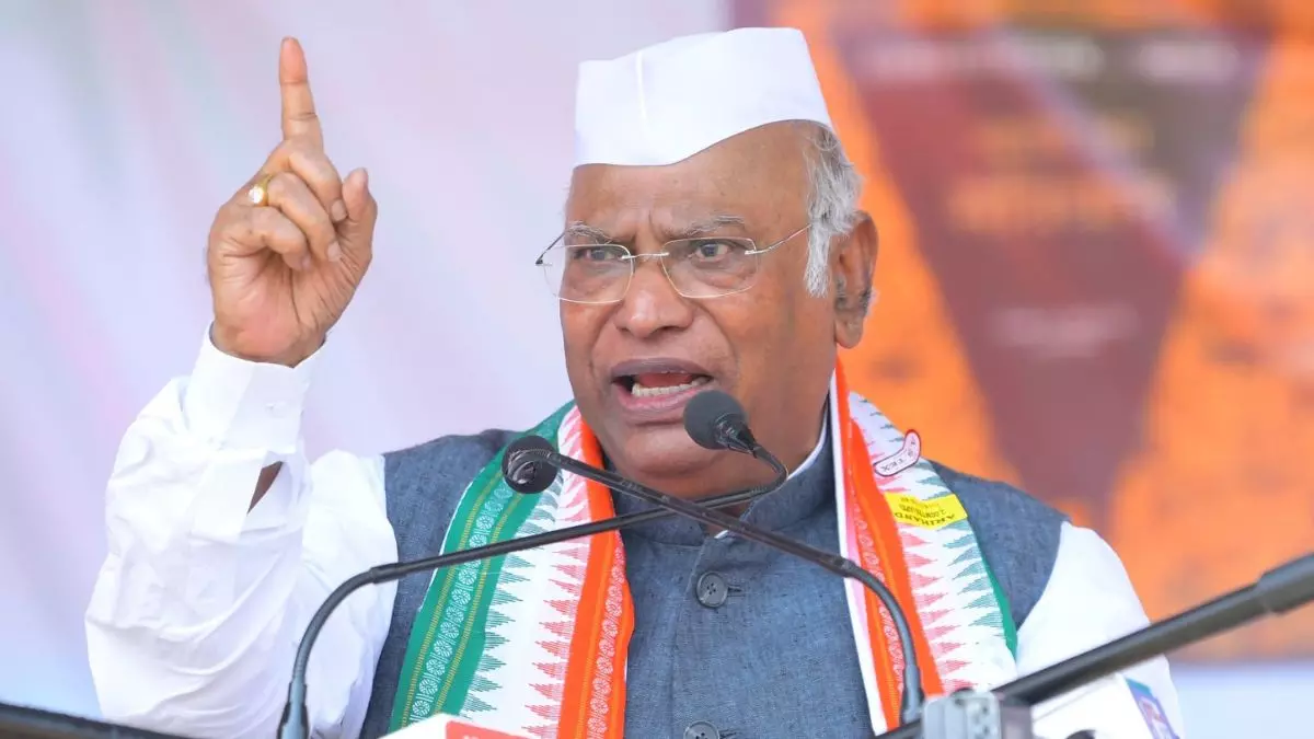 RSS के लोग अंग्रेजों के एजेंट थे, मोदी-नीतीश की जोड़ी सिर्फ कुर्सी के लिए...; बक्सर में NDA पर जमकर बरसे मल्लिकार्जुन खरगे RSS के लोग अंग्रेजों के एजेंट थे, मोदी-नीतीश की जोड़ी सिर्फ कुर्सी के लिए...; बक्सर में NDA पर जमकर बरसे मल्लिकार्जुन खरगे