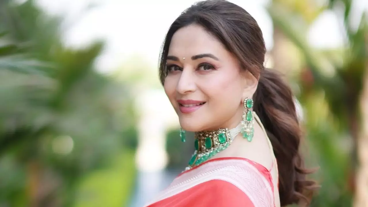 मMadhuri Dixit की खास ब्यूटी टिप्स, इन 2 चीजों से पाएं पार्टी रेडी स्किन | Madhuri Dixit beauty tips actress use cucumber and milk for dull face