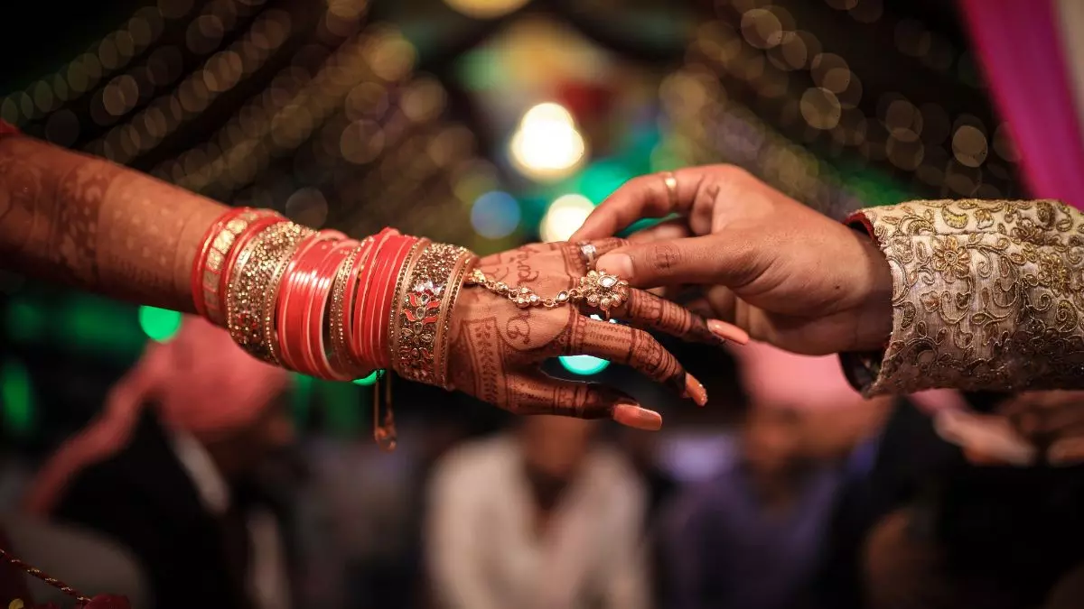 4 साल पहले ट्यूशन पढ़ाते-पढ़ाते हुआ प्यार, अब मंदिर में टीचर ने छात्रा की भरी मांग; पुलिस ने कराए 7 फेरे, वायरल हुई बिहार की अनोखी लव स्टोरी