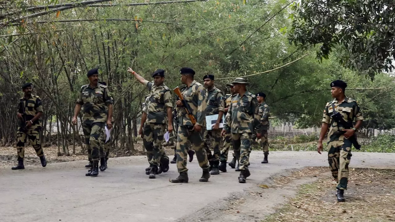 अब घुसपैठियों की खैर नहीं! भारत-पाक सीमा पर लगाए जा रहे Hi-Tech सिक्योरिटी सिस्टम, मिनटों में होगी व्यक्ति की पहचान अब घुसपैठियों की खैर नहीं! भारत-पाक सीमा पर लगाए जा रहे Hi-Tech सिक्योरिटी सिस्टम, मिनटों में होगी व्यक्ति की पहचान