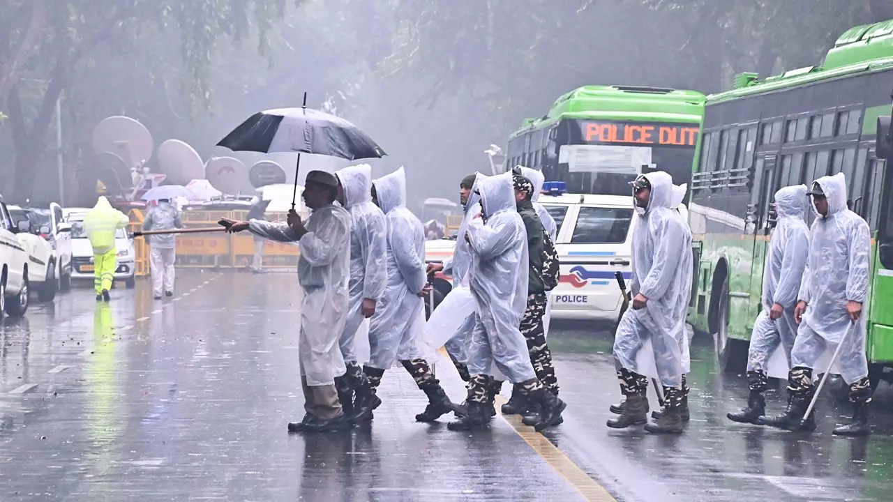 दिल्ली-NCR में आज बरसेंगे बादल, मौसम विभाग ने कई राज्यों के लिए जारी किया लू और बारिश का अलर्ट