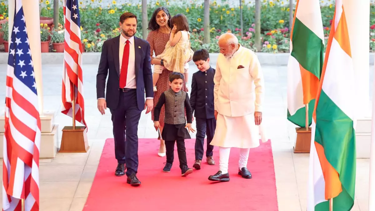 अक्षरधाम मंदिर का दौरा, एम्पोरियम मे खरीदारी और पीएम मोदी के साथ बैठक... JD वेंस के भारत दौरे की 10 बड़ी बातें