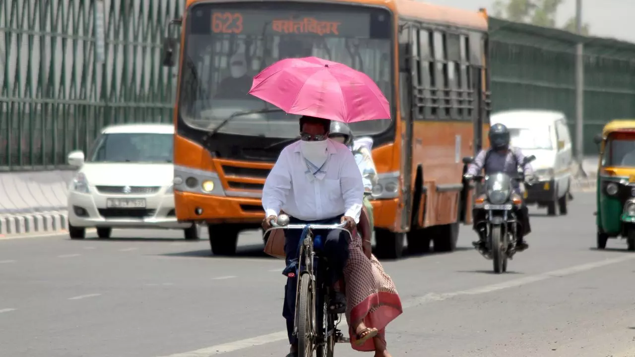 गर्मी से हाल-बेहाल! दिल्ली में 41 डिग्री के पार तापमान,  IMD ने कई राज्यों में जारी किया हीटवेव का अलर्ट