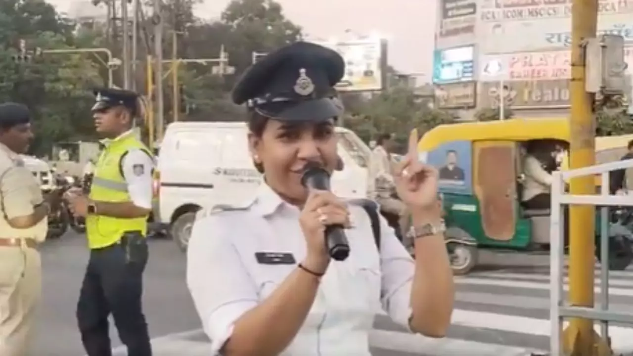 ट्रैफिक नियम समझाने का महिला पुलिसकर्मी का अनोखा अंदाज, VIDEO देख यूजर्स बोले- हमारे यहां ऐसा ही...
