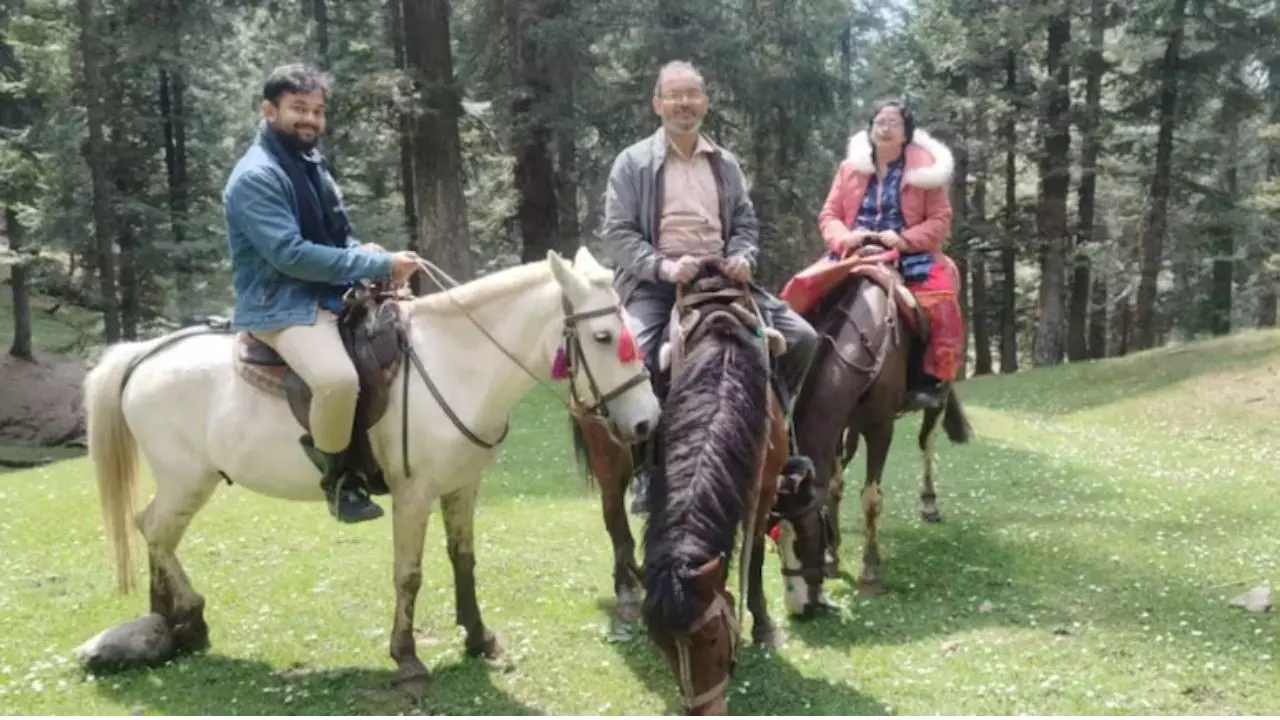 Pahalgam Terror Attack: कलमा पढ़कर कैसे बची हिंदू प्रोफेसर की जान? रूह कंपा देने वाली कहानी उन्हीं की जुबानी Pahalgam Terror Attack: कलमा पढ़कर कैसे बची हिंदू प्रोफेसर की जान? रूह कंपा देने वाली कहानी उन्हीं की जुबानी