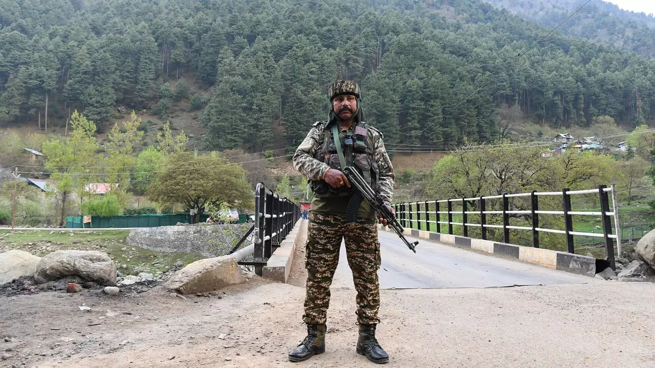बारामूला जिले में LOC के पास आतंकियों ने की घुसपैठ की कोशिश, मुठभेड़ में दो आतंकी ढेर