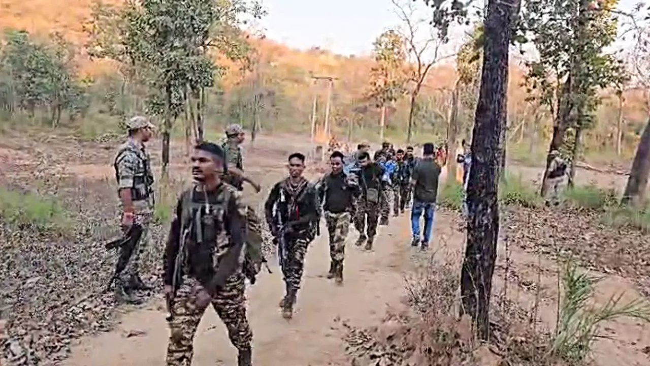 छत्तीसगढ़ में सुरक्षाबलों का अबतक का सबसे बड़ा ऑपरेशन, 1000 से ज्यादा नक्सलियों को घेरा, 5 को किया ढेर