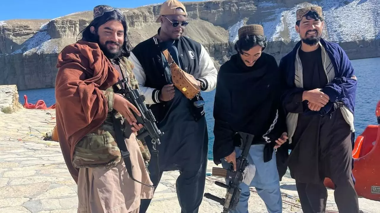 तालिबान के साए में लड़ाके से लड़ा रहा इश्‍क, ब्रिटिश टूरिस्ट घूमने पहुंचा था अफ़गानिस्तान; आगे कहानी में...