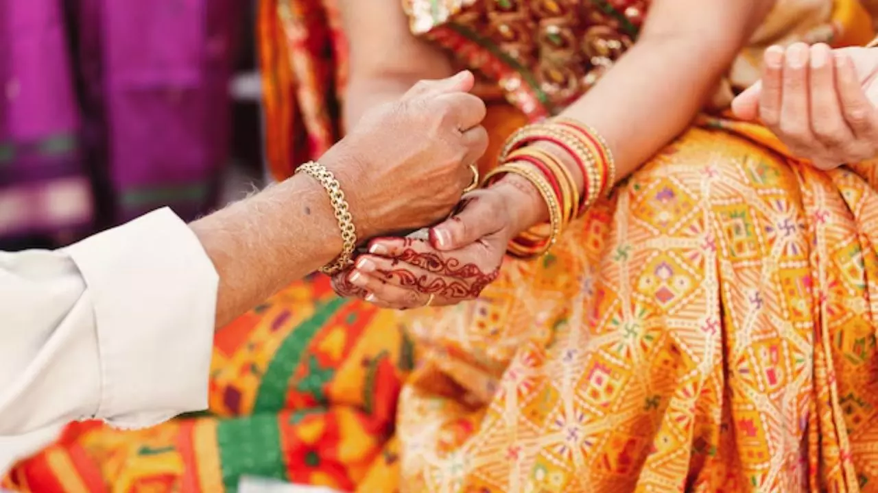 52 की उम्र में चढ़ा इश्क का खुमार, 25 साल के पोते संग दादी ने भागकर रचाई शादी, पति ने जहर देने का लगाया इल्जाम