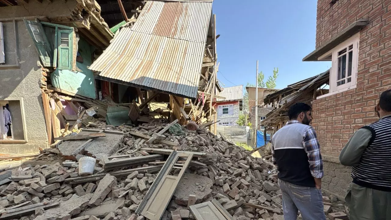 Pahalgam Terror Attack: पहलगाम के गद्दार ‘स्लीपर-सेलों’ के अड्डे बम-बुलडोजर से बर्बाद, अब तलाश में निकली ‘बंदूकें’